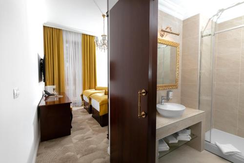 Ett badrum på Hotel Integra Banja Luka
