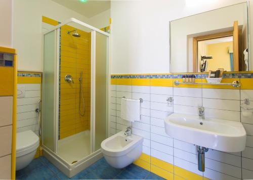 La salle de bains est pourvue d'un lavabo, de toilettes et d'une douche. dans l'établissement Hotel Cava Dell'Isola, à Ischia