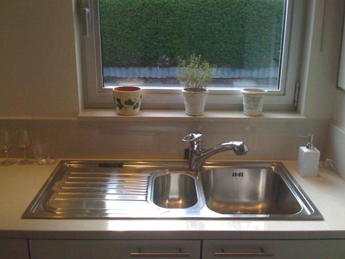 um lavatório numa cozinha com uma janela em Holiday Home and Office Domisi'l em Wachtebeke