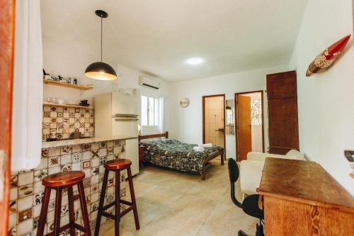 une chambre avec une cuisine et un salon dans l'établissement Marília EcoHome Pipa, à Pipa