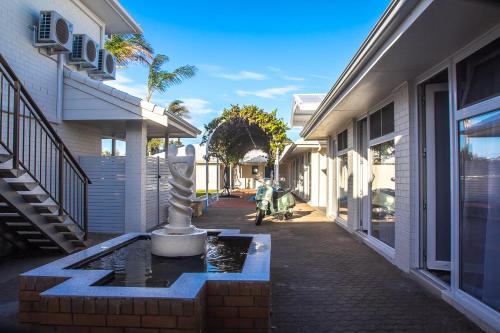 une fontaine au milieu d'une rue à côté d'un bâtiment dans l'établissement Parador Inn by Adelaide Airport, à Adélaïde