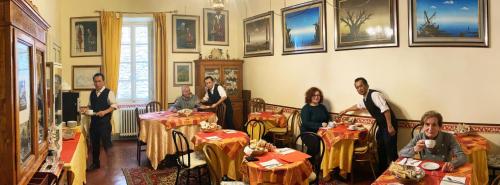 佩魯賈的住宿－阿爾伯格安娜酒店，一群人站在桌子的房间