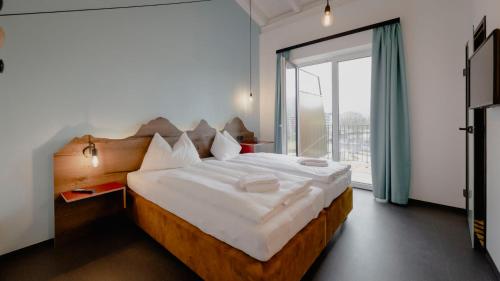 Un pat sau paturi într-o cameră la Bett & Berg Bad Ischl, Self Check-In