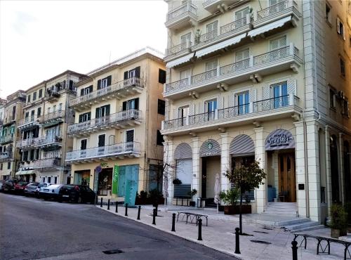 una fila de edificios altos en una calle de la ciudad en Calista Liston Corfu Apartment en Corfú