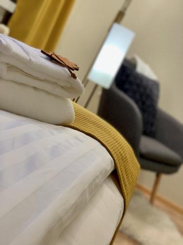 Postel nebo postele na pokoji v ubytování Kaupunkikoti Apartments 2-room C50