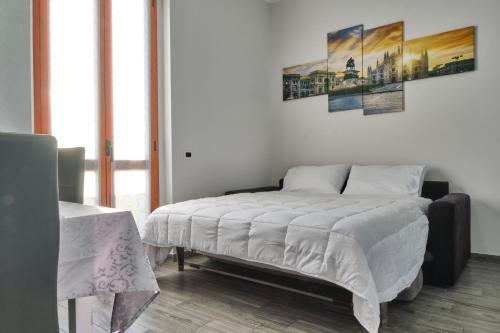una camera con letto e divano di [Milano - Como] Elegante Casa con Ampio Terrazzo a Giussano