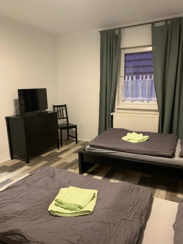 1 dormitorio con 2 camas y ventana en Monteurzimmer Oberlistingen Zweibettzimmer mit 2 Bädern, en Breuna