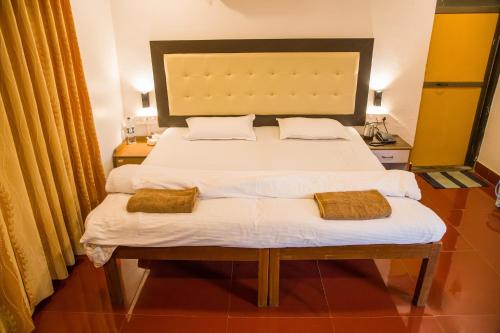 Un ou plusieurs lits dans un hébergement de l'établissement Sanidhya Beach Resort & Spa