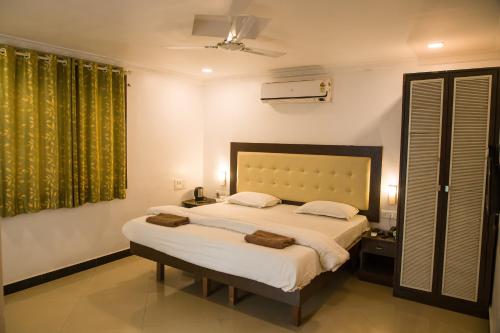 Кровать или кровати в номере Sanidhya Beach Resort