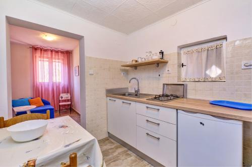 Η κουζίνα ή μικρή κουζίνα στο Eco Secluded apartments Zabodarski