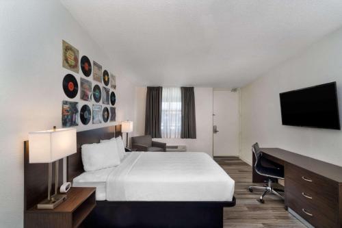 Llit o llits en una habitació de Hillside Crossing Nashville a Ramada by Wyndham
