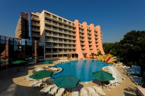 ゴールデン・サンズにあるHelios Spa Hotel - All Inclusive - Pool & Children Slides - Entertainmentの大きなホテルで、スイミングプール(椅子、パラソル付)を併設しています。