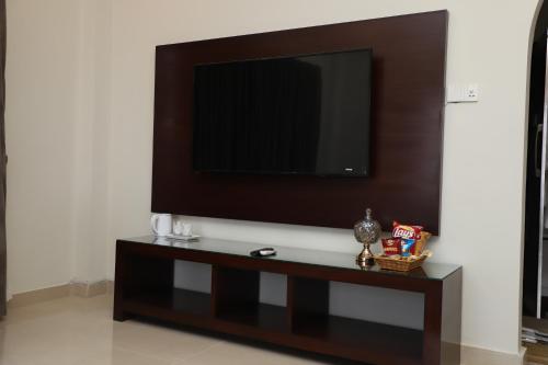 a flat screen tv sitting on top of a table at Swat Palace Hotel By Northin in Mām Derai
