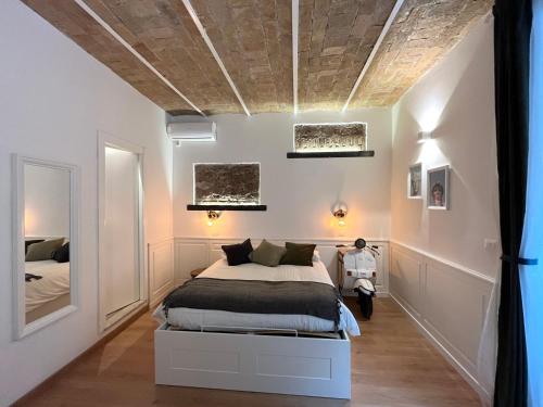 ローマにあるDomus Avi - Guest Houseのベッドルーム1室(ベッド1台、鏡付)