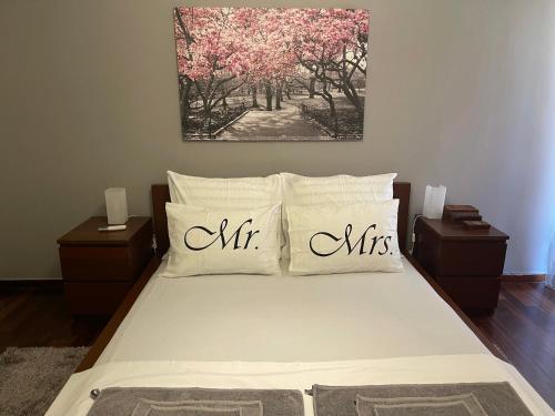 Una cama con dos almohadas con las palabras Sr. y Sra. en la parte superior en Chalandri Sweet House en Atenas