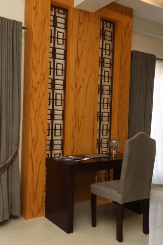 a desk and a chair in a room at Swat Palace Hotel By Northin in Mām Derai