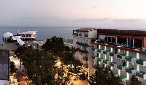 uma vista para um edifício com o oceano ao fundo em AWA Lignano Sabbiadoro em Lignano Sabbiadoro