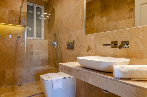 Ένα μπάνιο στο Hygge Holiday Home with Large Communal Pool and Private Hot Tub