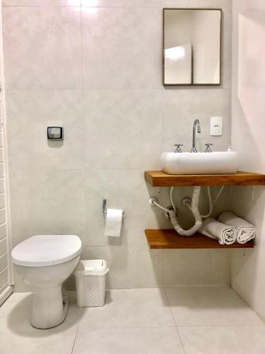 Ένα μπάνιο στο Flamboyant Hotel