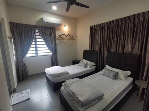 1 dormitorio con 2 camas y ventana en Huge space for Friends & Families Gathering en Ipoh