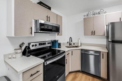 Dapur atau dapur kecil di Beautiful Ski-in Ski-out Condo Located On The Eagle Point Resort! condo