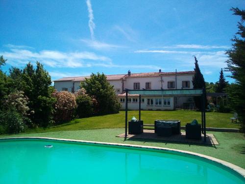 una casa con piscina frente a una casa en Domaine De Polfages, en Villautou