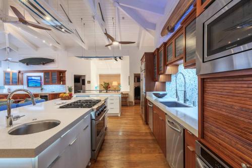 Η κουζίνα ή μικρή κουζίνα στο Hanalei Dream home