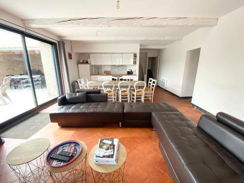 un salon avec un canapé et une table dans l'établissement Gîte Du Bourrelier, à Boutenac