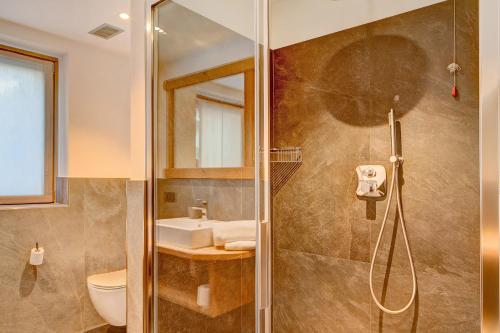 Ένα μπάνιο στο Rasia Residence Relax Winter