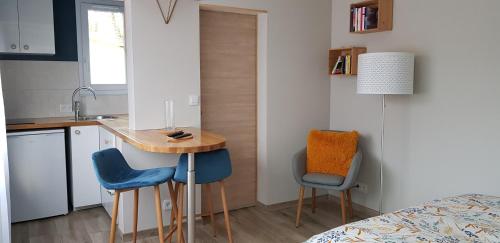 Кухня или мини-кухня в Agréable petite maison proche Joigny
