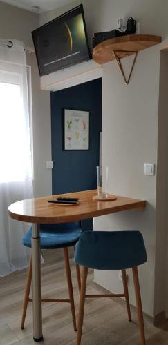 Телевизор и/или развлекательный центр в Agréable petite maison proche Joigny