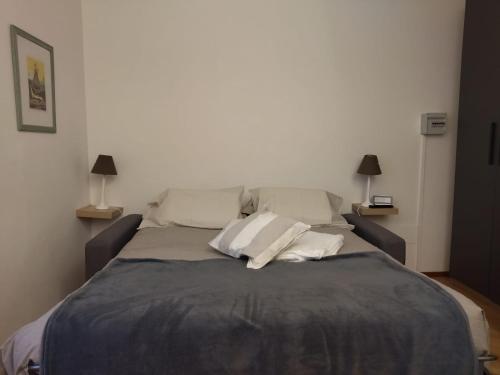 un letto con due cuscini sopra in una camera da letto di Chezmoi a Courmayeur