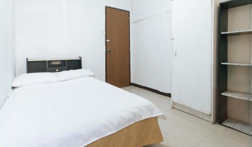Cristian Jay Dormitory by RedDoorzにあるベッド