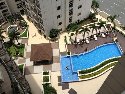 Pemandangan kolam renang di Solemare Parksuites Condo atau di dekatnya