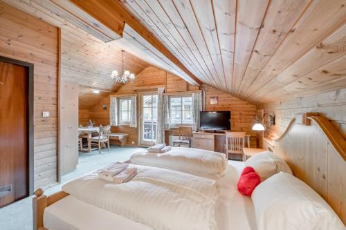 a bedroom with two beds in a room at Peater's Hoamat in Sölden