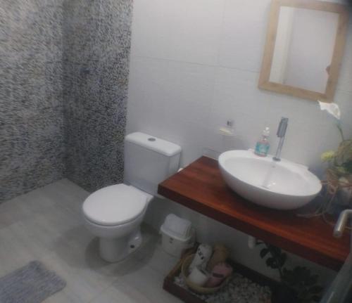 a bathroom with a toilet and a sink at Apartamento Duplex beira Mar in Nísia Floresta