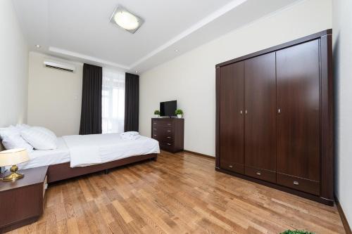 Ένα ή περισσότερα κρεβάτια σε δωμάτιο στο VIP New House Arena City