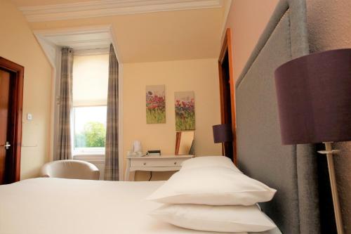 Una cama o camas en una habitación de Ardross Glencairn