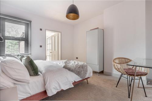 Un pat sau paturi într-o cameră la Guest Homes - Barton Road Retreat
