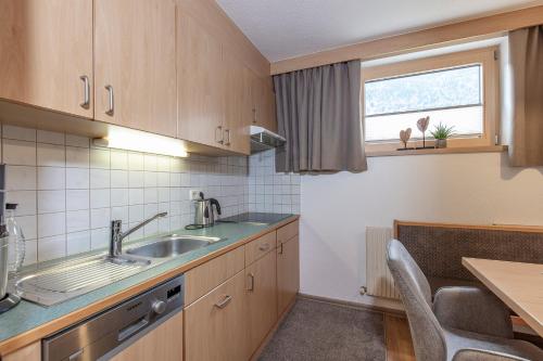 A kitchen or kitchenette at Gustls Ferienhäusl