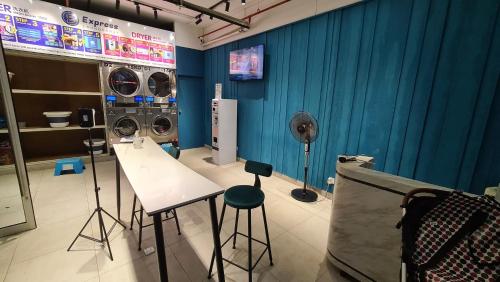 um quarto com uma máquina de lavar roupa e uma máquina de lavar e secar roupa em KK Aeropod Corner unit A near Airport and City Free Parking em Kota Kinabalu