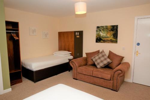 Una cama o camas en una habitación de Ardross Glencairn