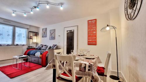 un salon avec une table et un lit dans l'établissement O'Cœur Cozy, à Obernai