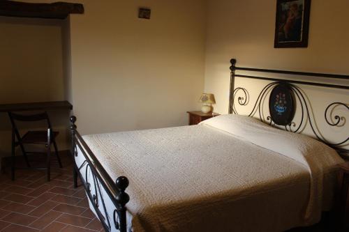 a bedroom with a bed and a table and a chair at Fattoria di Pieve Pagliaccia - Cantina Brugnoni in Perugia