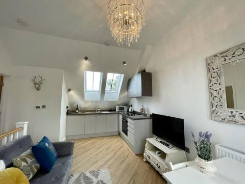 un salon avec un canapé et une cuisine dans l'établissement Whitstable - Salt Yard Cottage 4, à Whitstable