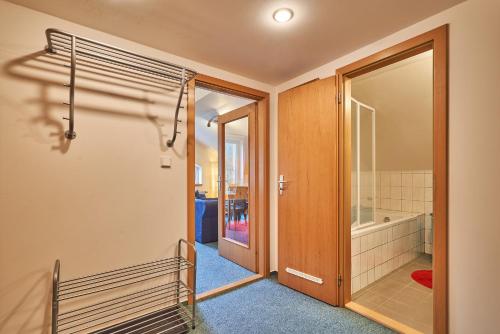 ペツ・ポト・スニェシュコウにあるPoustevnik Apartmentsのバスルーム(ウォークインシャワー、ドア付)