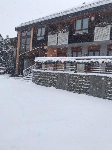 a snow covered yard in front of a building at Das Arni´s in Mehlmeisel