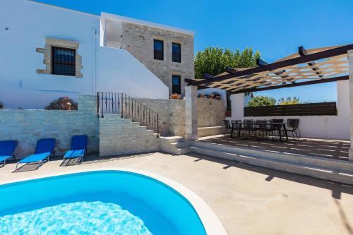 Πισίνα στο ή κοντά στο Penthe Manor House, Rustic Secret Retreat, By ThinkVilla