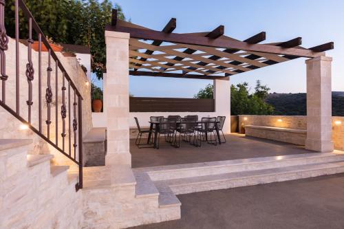 Μπαλκόνι ή βεράντα στο Penthe Manor House, Rustic Secret Retreat, By ThinkVilla
