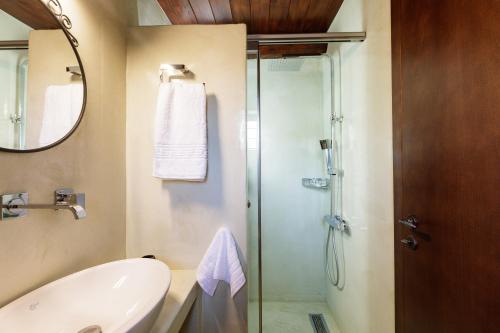 Ένα μπάνιο στο Penthe Manor House, Rustic Secret Retreat, By ThinkVilla